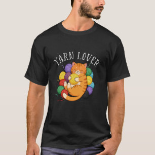 Süße schlafende Katze umgeben von Wollknäueln T-Shirt