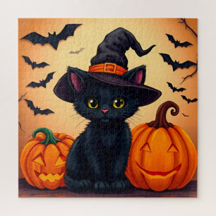 Süße schwarze Katze in einem Hexenhut, umgeben von Puzzle