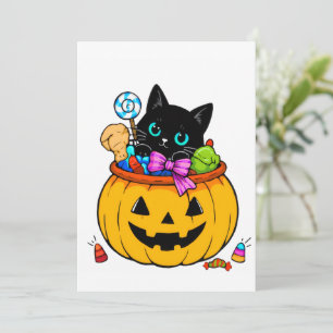 Süße schwarze Katze in einem Jack-O'-Lantern-Kürbi Einladung