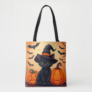 Süße schwarze Katze in Hexenhut, umgeben von Kürbi