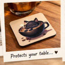 Süße schwarze Katze schwimmt in Kaffeetasse