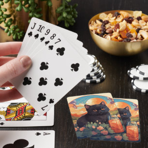 Süße schwarze Katze spielt Karten Spielkarten