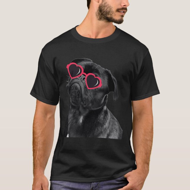 Süße schwarze Mops-Herzbrille T-Shirt (Vorderseite)
