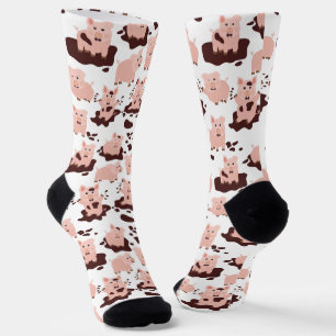 Süße Schweine spielen auf einem Bauernhof in Matsc Socken