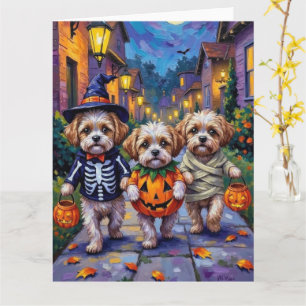 Süße Shih Tzus in Halloween-Kostümen beim Trick-or Karte