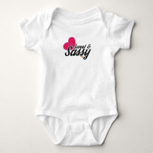 Süße und freche novelty-zitate baby strampler