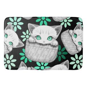 Süße und verspielte Katze schaut aus einer Tasche Badematte