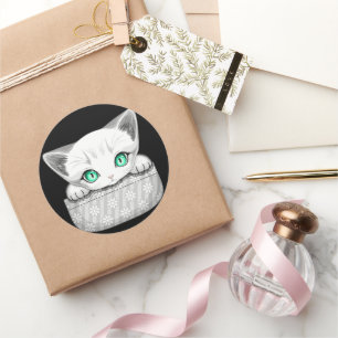 Süße und verspielte Katze schaut aus einer Tasche Runder Aufkleber