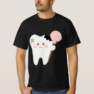 Süße verfaulte Zahn-Cartoonfigur hält Lutscher lus T-Shirt