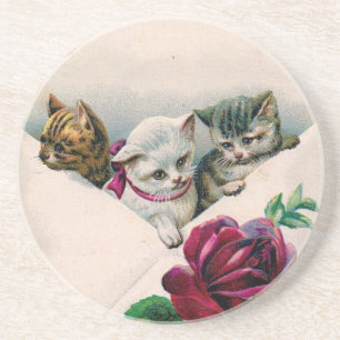Süße Vintage-Kätzchen in einem Umschlag mit Rose Getränkeuntersetzer