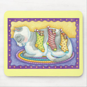 Süße Weihnachtskatze schläft mit Mäusen in Strümpf Mousepad