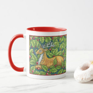 Süße Weihnachtsrenentiere im Wald mit Stechpalme Tasse