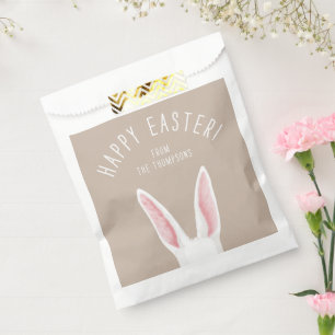 Süße weiße Hasenohren auf beigem Happy Easter Geschenktütchen