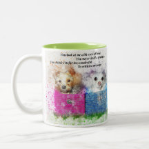 Süße Welpen in rosa und blauen Körben Kaffeetasse