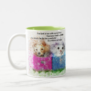 Süße Welpen in rosa und blauen Körben Kaffeetasse