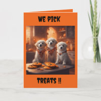 Süße Welpen wählen Halloween-Leckereien