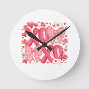Süße XOXO Valentinstag-Schleifen Herzen Rosa Coque Runde Wanduhr