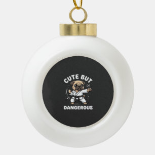Süßer aber gefährlicher Pug-Hund Karate Keramik Kugel-Ornament