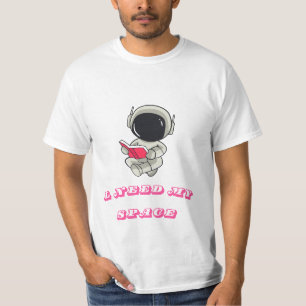 Süßer Astronaut beim Lesen – Ich brauche meine Rau T-Shirt