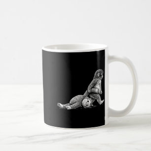 Süßer Babyaffe umarmt Plüschpuppe Spielzeug Tier Kaffeetasse