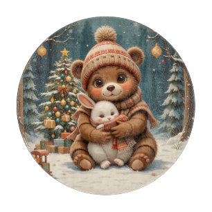 Süßer Bär hält Hasen neben dem Weihnachtsbaum Schneidebrett