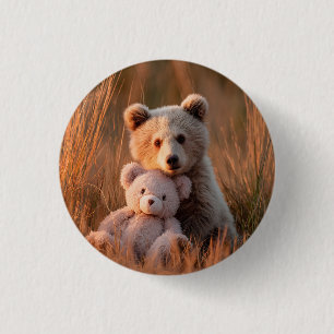 Süßer Bärenjunge umarmt einen Teddybären Button