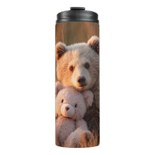 Süßer Bärenjunge umarmt einen Teddybären Thermosbecher