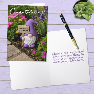 Süßer bärtiger lila Gnom zwischen Gartenblumen Karte