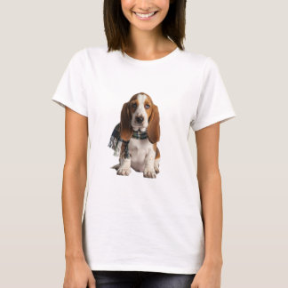 Süßer Basset-Hound-Welpe mit karierter Schärpe T-Shirt