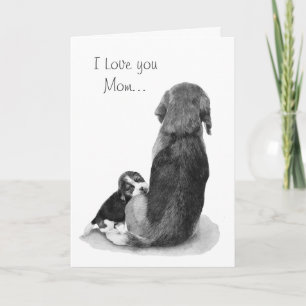 Süßer Beagle-Welpe kuschelt mit Mama Karte
