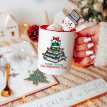 Süßer Bücherliebhaber liest rund um den Weihnachts