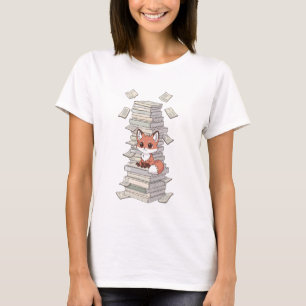 Süßer Cartoon-Fuchs sitzt auf einem hohen Bücherst T-Shirt