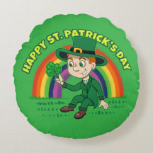 Süßer Cartoon-Leprechaun mit Kleeblatt und Regenbo