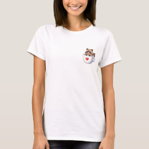 Süßer Cartoon-Waschbär entspannt sich in einer wei T-Shirt