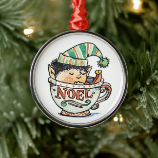 Süßer Cartoon-Weihnachtself, der in einer Teetasse Silbernes Ornament
