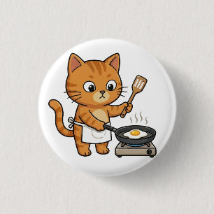 Süßer Chef-Katz beim Eierbraten Knopf Button