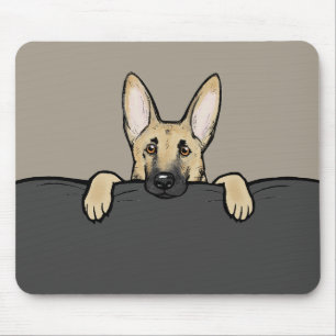 Süßer deutscher Schäferhund schaut hervor Mousepad