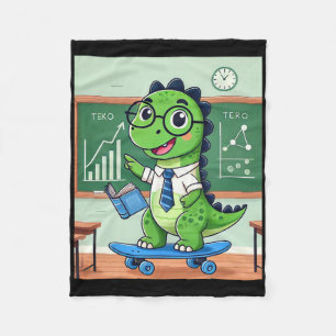 Süßer Dinosaurier-Lehrer Skateboarding im Klassenz Fleecedecke