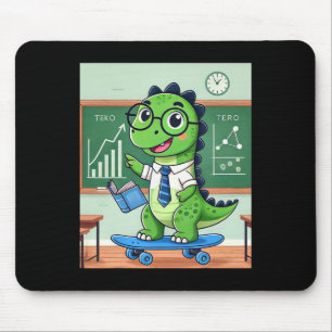 Süßer Dinosaurier-Lehrer Skateboarding im Klassenz Mousepad