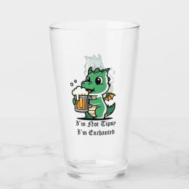 Süßer Drache, der Bier trinkt Glas