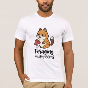 Süßer Fuchs beim Sammeln von Pilzen Waldkunst T-Shirt