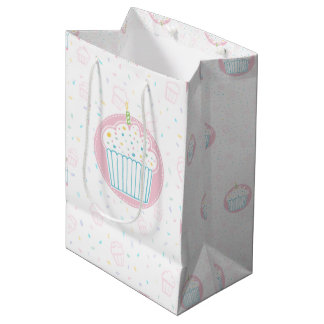 Süßer Geburtstagscupcake mit Kerze Mittlere Geschenktüte