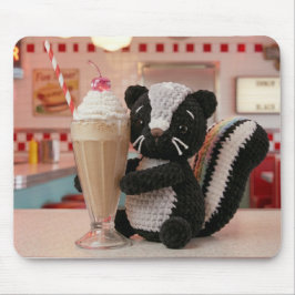 Süßer gehäkelter Skunk im Retro-Diner Mousepad