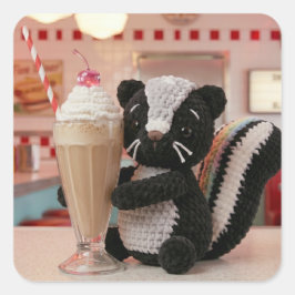 Süßer gehäkelter Skunk im Retro-Diner Quadratischer Aufkleber