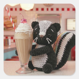 Süßer gehäkelter Skunk im Retro-Diner Quadratischer Aufkleber