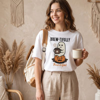 Süßer Geist trinkt Kaffee Halloween