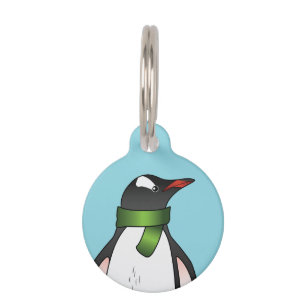 Süßer Gentoo-Pinguin mit grünem Schal auf Blau Haustiermarke