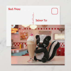 Süßer gestrickter Stinktier   In Kontakt bleiben Postkarte