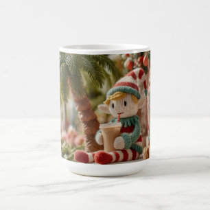 Süßer gestrickter Weihnachtself, der kalten Kaffee Kaffeetasse
