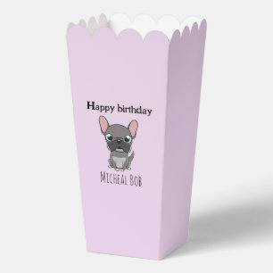 Süßer grauer Mops-Hund zum Geburtstag auf lila Geschenkschachtel
